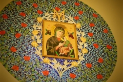 Oprawa mozaikowa obrazu Matki Bożej Nieustającej Pomocy